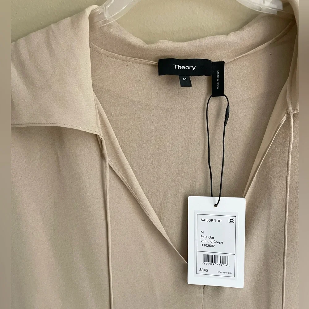 Theory 100% Silk SAILOR TOP M
Pale Oat
Light fluid crepe - Picture 2 of 6